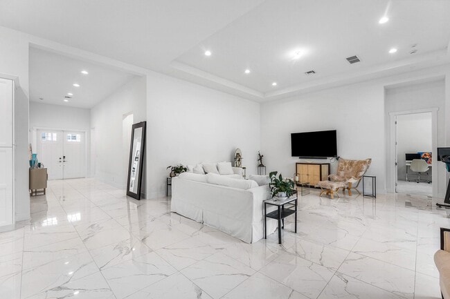 Building Photo - 9256 Crestview Cir