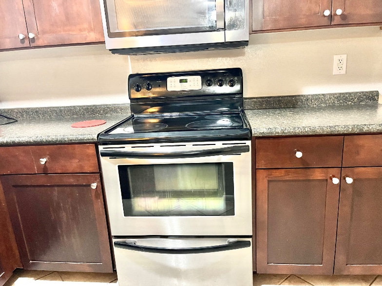 Building Photo - 1014 E Spence Ave