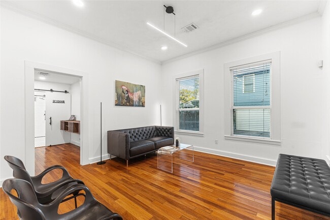 Building Photo - 315 W 9th St