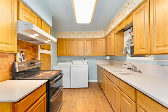 Building Photo - AVAILABLE FOR RENT – Beautiful 4BD / 2BA Home in Tacoma!