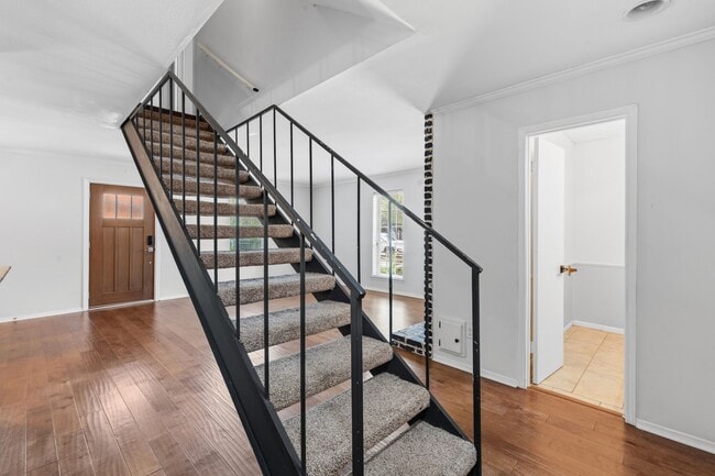 Building Photo - 5534 Beverly Hill St