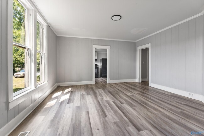 Building Photo - 109 5th Ave NW