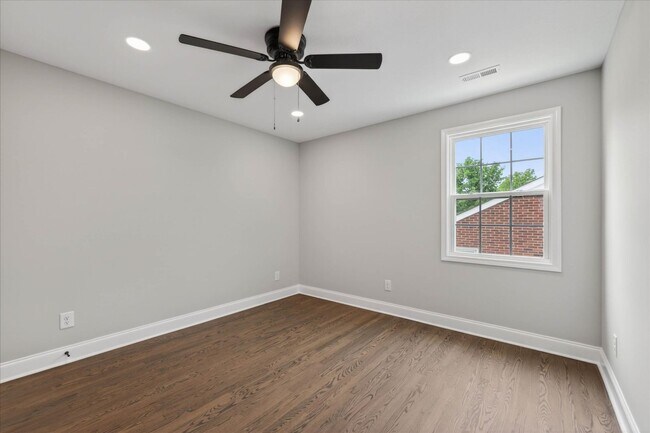 Building Photo - 221 Clearview Dr