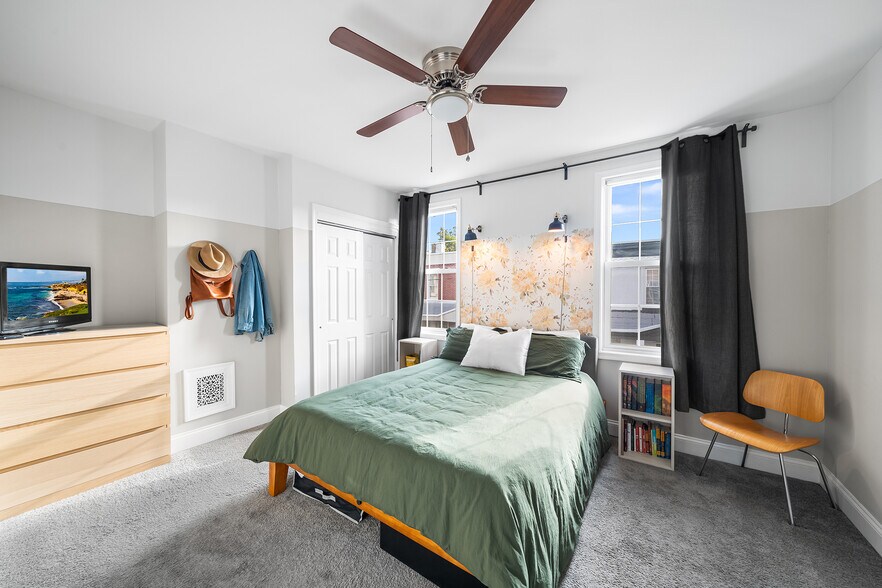 Building Photo - 1542 N Hollywood St