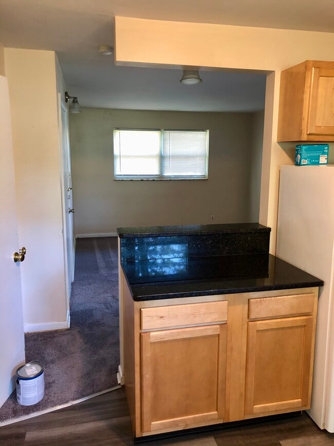 Building Photo - 467 E Stafford Ave