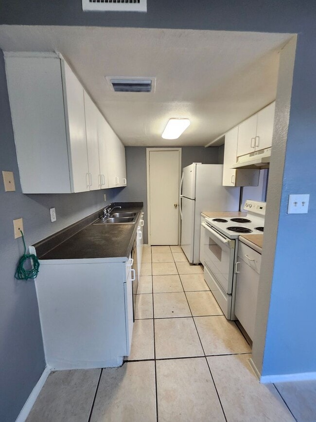 Building Photo - Charming 2-Bedroom Townhome