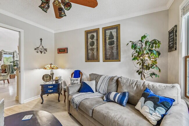 Building Photo - "Charming 3-Bed, 2-Bath Oasis at 1011a Sou...