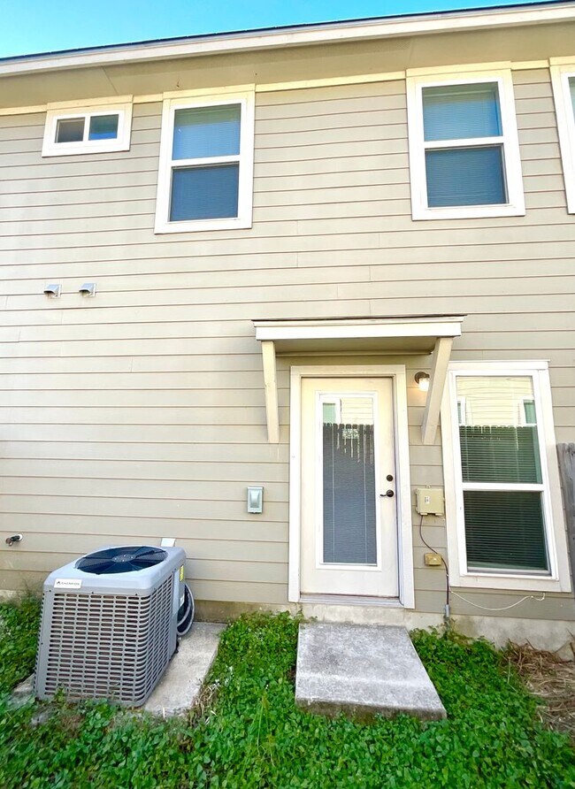 Building Photo - **APPLICATION RECEIVED** Three Bedroom Townhome in Prime Location! Close to New IKEA, I-35, Forum...