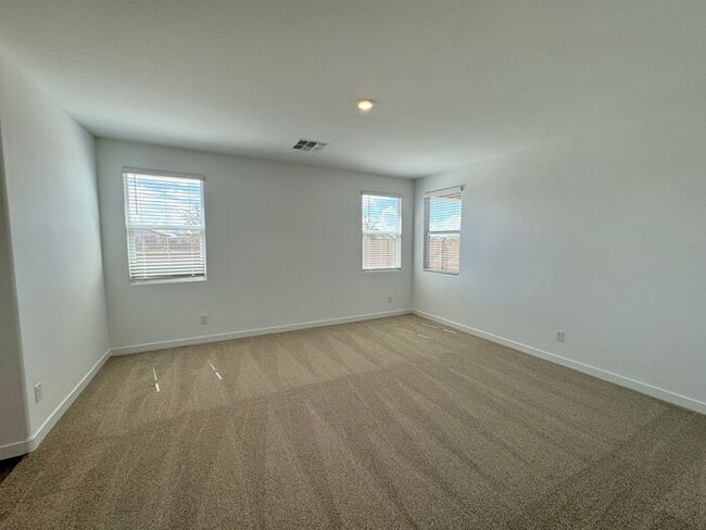 Building Photo - MOVE IN SPECILAS!! HALF MONTH RENT FREE!! ...