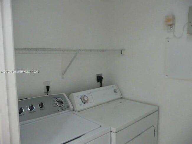 Building Photo - 2586 Centergate Dr