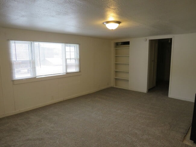 Building Photo - 1620 Canary Ave