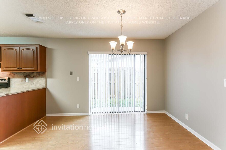 Building Photo - 9422 Saddlebrook Dr