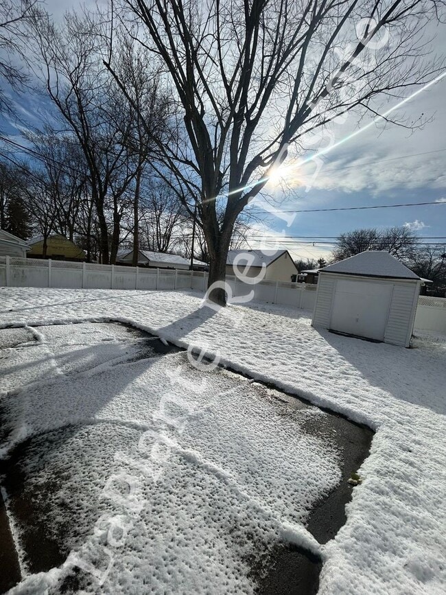 Building Photo - Three Bedroom Brick Ranch for Rent