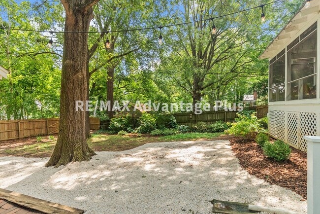 Building Photo - Spacious home located in The Avenues