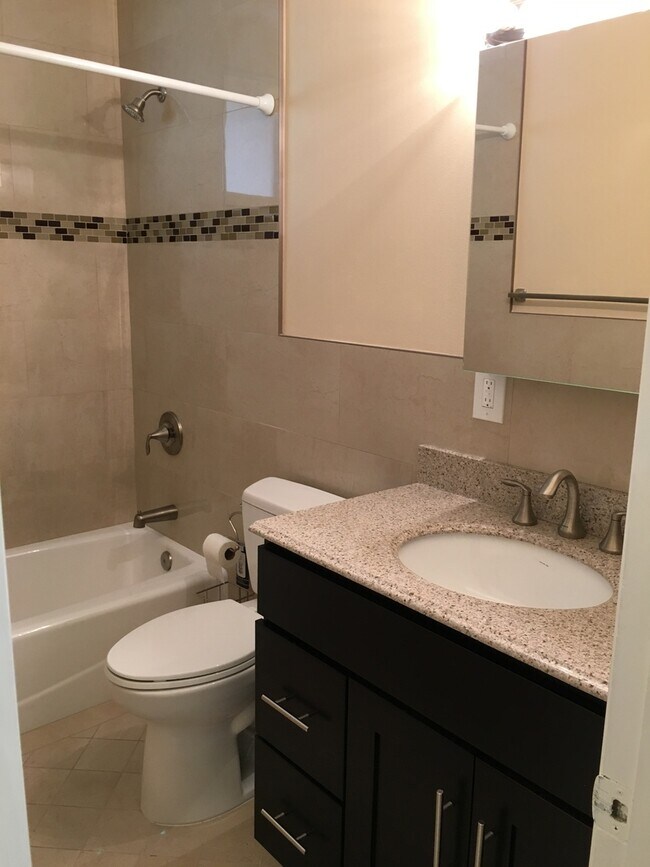 Building Photo - Main16761-73