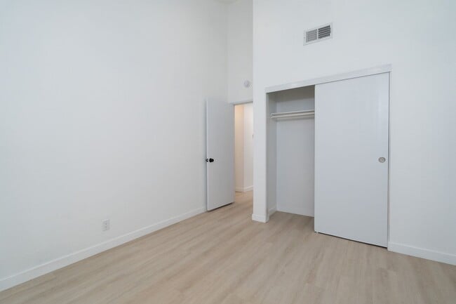 Building Photo - BEAUTIFUL 4 Bed 3 Bath unit
