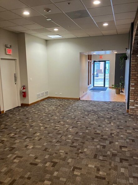Building Photo - 775 N Bank Ln