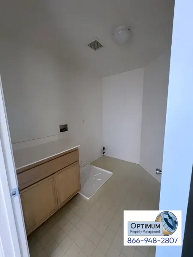 Building Photo - Beautiful 5 Bedroom, 3 Bathroom Two-Story Home with Loft & Spacious Backyard