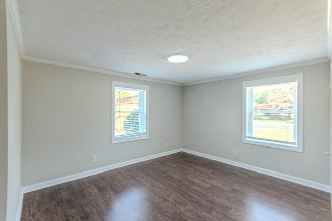 Building Photo - 6 Bedrooms!!!!! 4 Baths! 2 kitchens!  Donelson Area