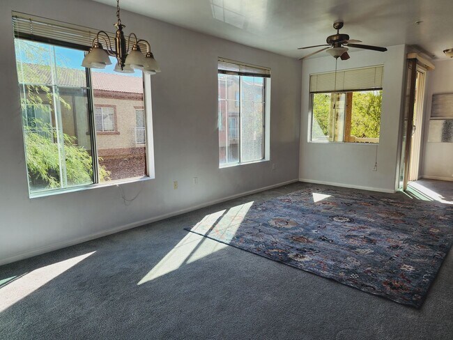 Building Photo - Lovely Parkside Townhome!