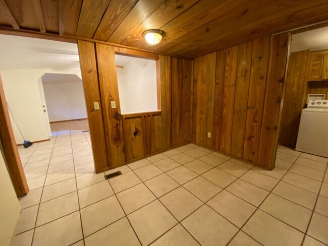 Building Photo - 3 Bedroom, 2 Bath home just outside of Liv...