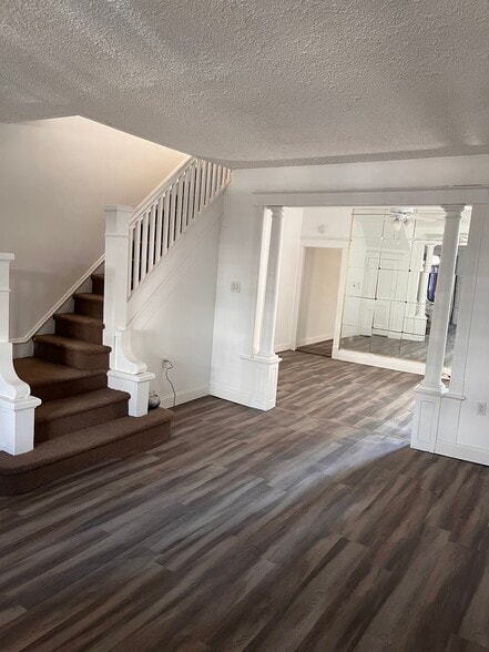 Living room - 5049 N Sydenham St