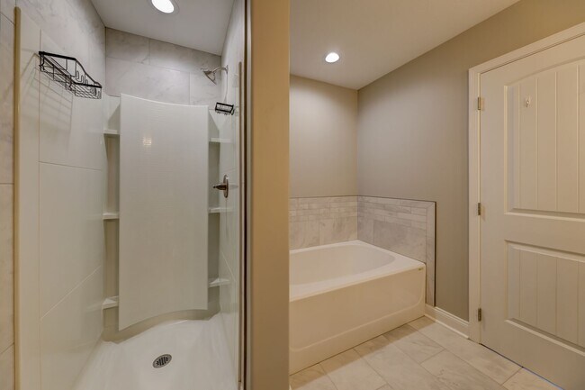 Building Photo - Sharp 3 bed 2 bath with Bonus room and nice fenced yard.