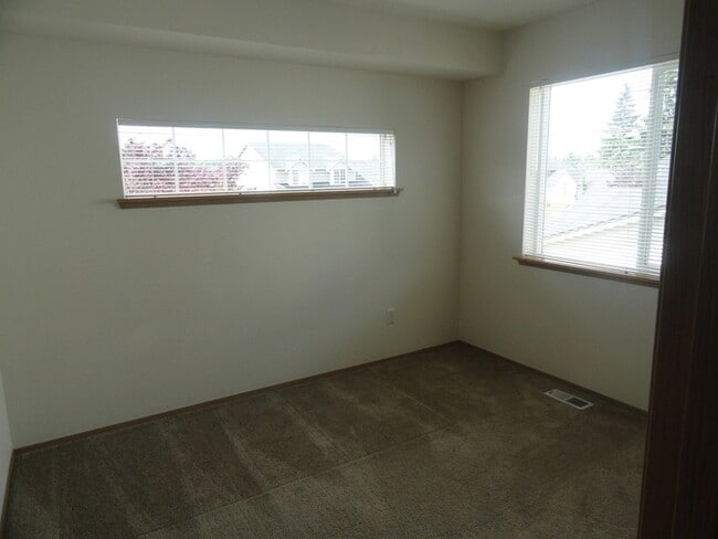 Building Photo - Gorgeous 4 bedroom 2 Story In the Gated Community of "Falcon Creek"!!