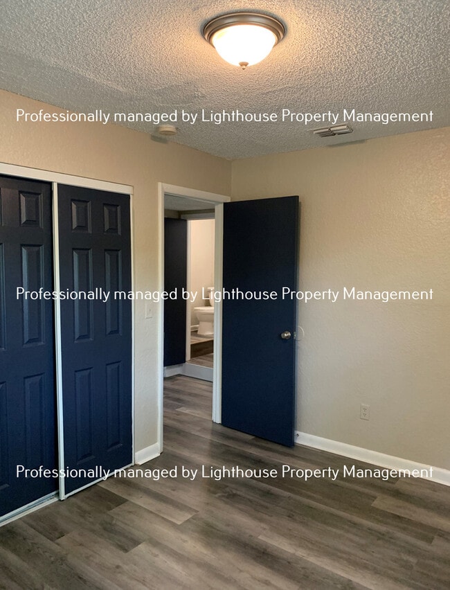 Building Photo - Just Renovated! 3/1.5 in Sherwood Forest!