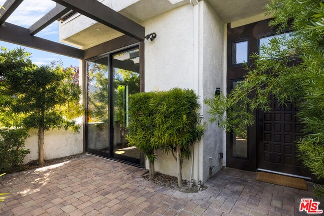 Building Photo - 1549 Palisades Dr