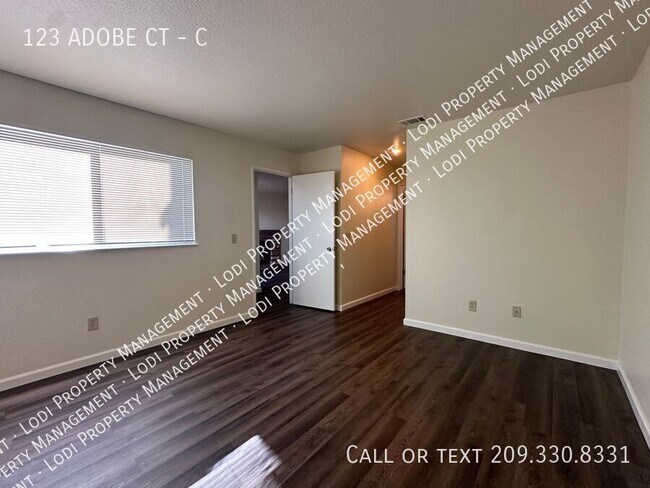 Building Photo - 123 Adobe Ct