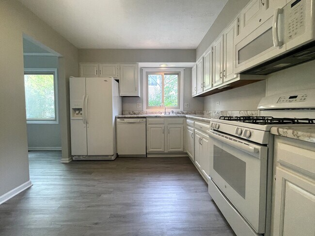 Building Photo - 311 E Forest Knoll Dr