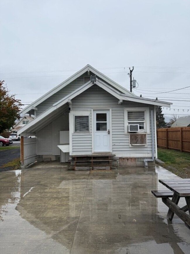 Building Photo - Great downtown location!