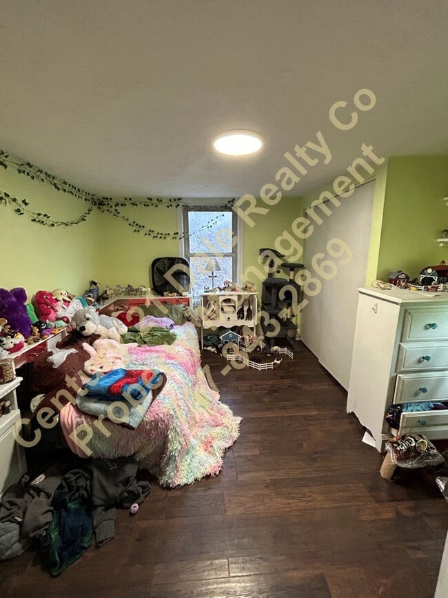 Building Photo - Large 3 Bedroom, 2 Bath Pet friendly home with off street parking and a 600sqft detached garage