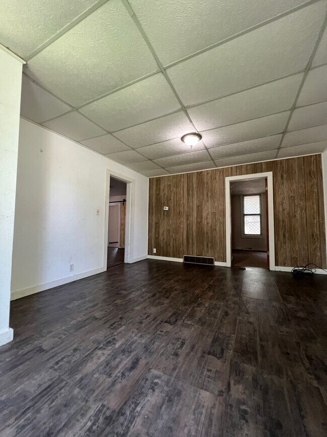 Building Photo - Three Bedroom,  2 Bathroom Apartment near ...