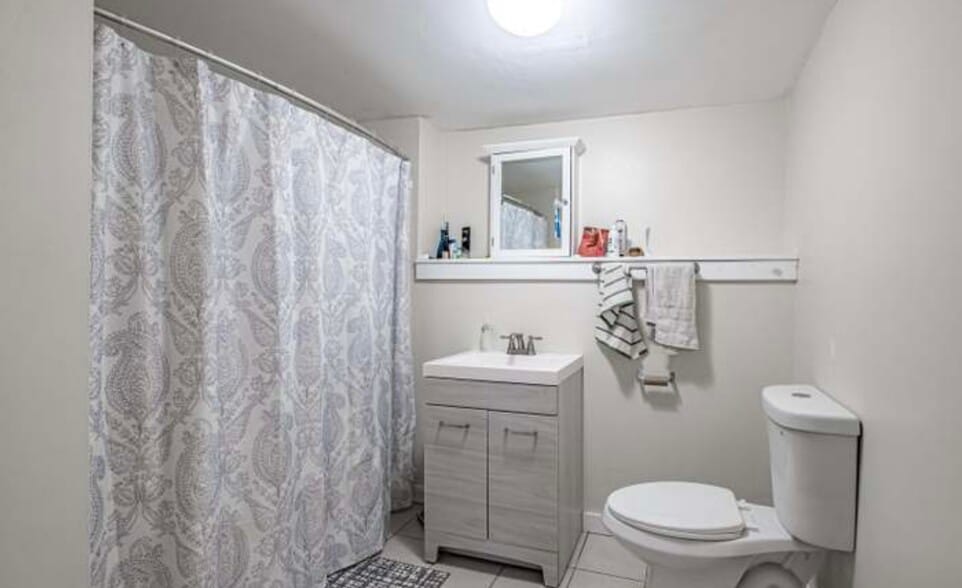 Sharred full bath - 10 Morgan Ct