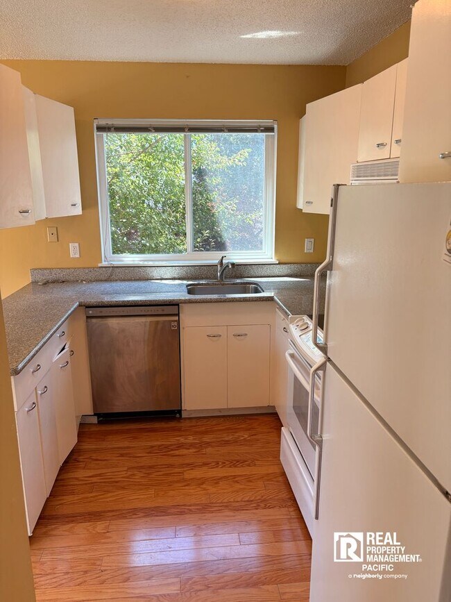 Building Photo - Sunny 2 bedroom in Mark Twain Building