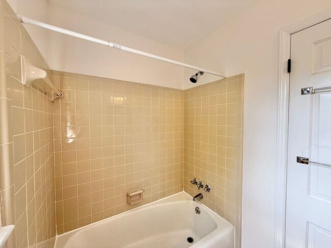Building Photo - 5017 Sandlewood Dr