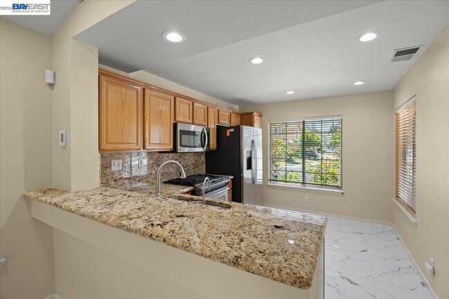Building Photo - 38806 Litchfield Cir