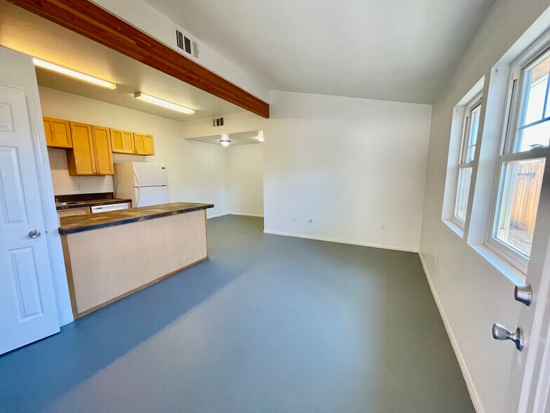 Building Photo - 6587 Oasis Ave
