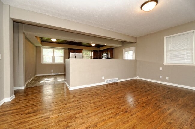 Building Photo - 4 Bedroom / 2 Bath Home Available Now!