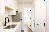 Building Photo - Renovated UVA Apartment in a Prime Location Near School of Data Science