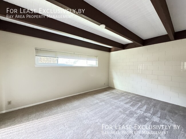 Building Photo - Bright studio with enclosed patio in great...