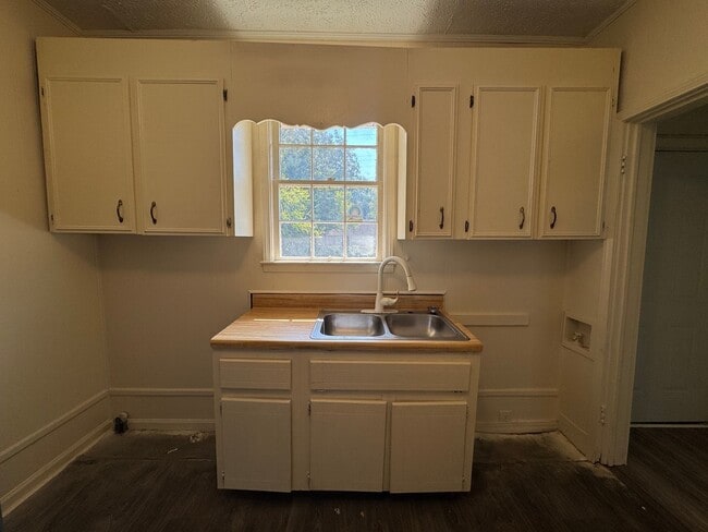 Building Photo - 1/1 House in Celanese- $795