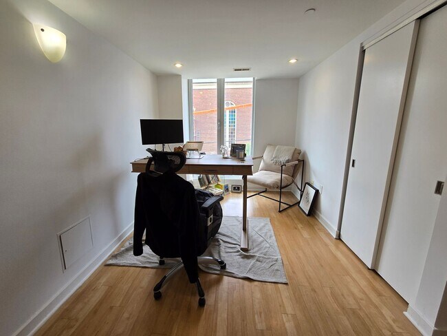 Building Photo - HUGE Stunning Bright 3 bed 2.5 bath loft i...