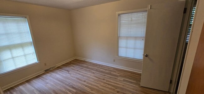Building Photo - Nice private ranch in the woods