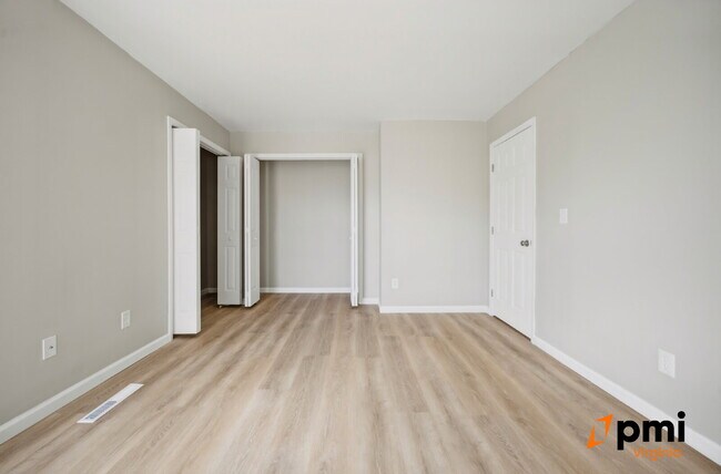 Building Photo - 2 Bed 2.5 Bath renovated townhome Virginia Beach