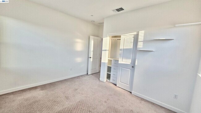 Building Photo - 304 E Angelina Ave