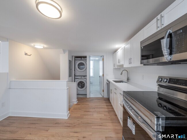 Building Photo - 523 Danbury Rd