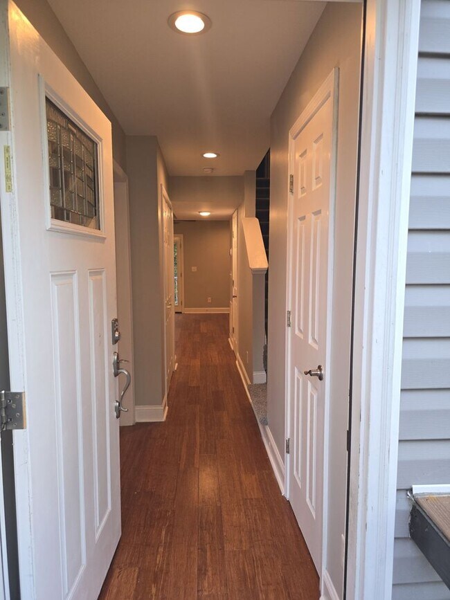 Building Photo - 2 bedroom 1 bath unit duplex